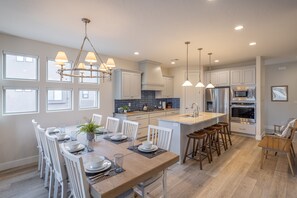Dining - Red Rock Views - 3 King En Suites + Rooftop Patio (St. George)