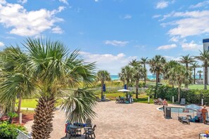 Outdoor dining - Destin West/Gulfside/Completely Renovated 2020 (Fort Walton Beach)
