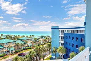 A hotel with multiple buildings, a parking area, and a view of the ocean. - Destin West/Gulfside/Completely Renovated 2020 (Fort Walton Beach)