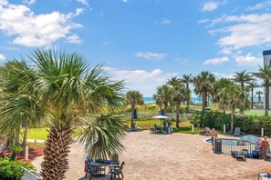 A poolside area with lounge chairs, umbrellas, and a view of the ocean. - Destin West/Gulfside/Completely Renovated 2020 (Fort Walton Beach)