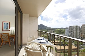 Outdoor dining - Partial Ocean View! King Bed! A/C, Wi-Fi, Pool, Close to Beach! (Honolulu)