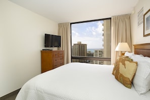 1 bedroom, desk, iron/ironing board, free WiFi - Partial Ocean View! King Bed! A/C, Wi-Fi, Pool, Close to Beach! (Honolulu)
