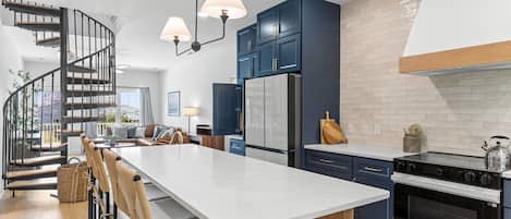 ثلاجة، ميكروويف، فرن، موقد طهي مسطح