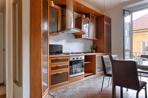 Frigorifero, microonde, forno, piano cottura