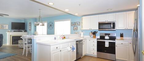 Réfrigérateur, micro-ondes, four, plaque de cuisson