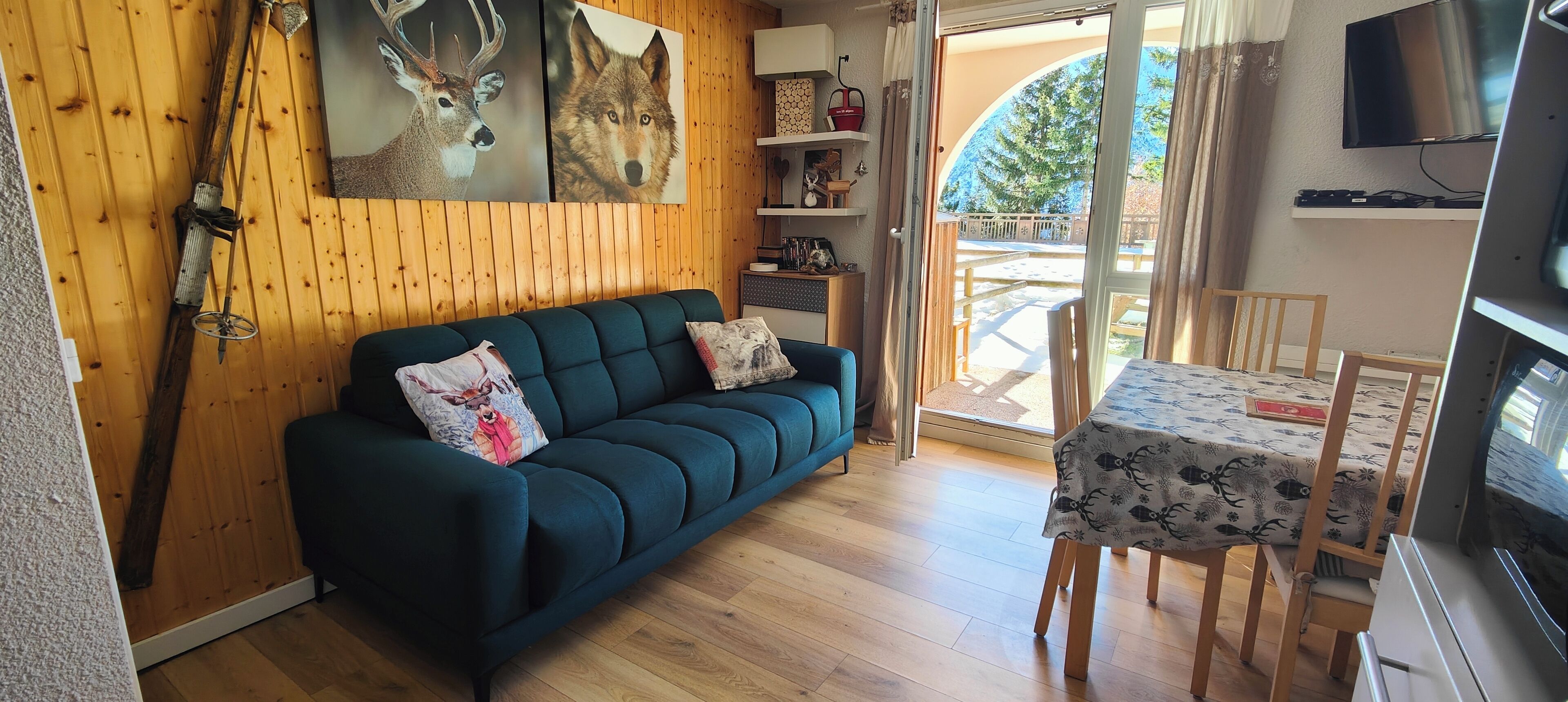 accès direct sur la terrasse et le jardin depuis le salon