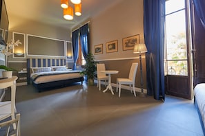 1 bedroom, in-room safe, free WiFi, bed sheets - Large private room in historycal building (Firenze)