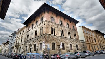 Parking sur place, borne de recharge pour les voitures électriques