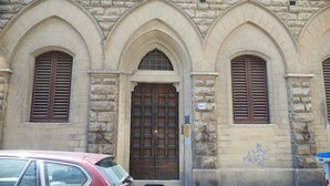 A stone building with three arched windows and a central door. - Large private room in historycal building (Firenze)