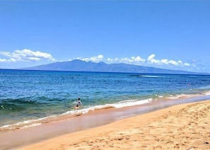 Sulla spiaggia, lettini da mare, teli da spiaggia