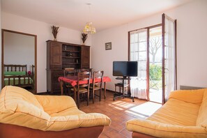 2 bedrooms, iron/ironing board, travel crib, free WiFi - Le Grand Galla, country apartment (PERTUIS)