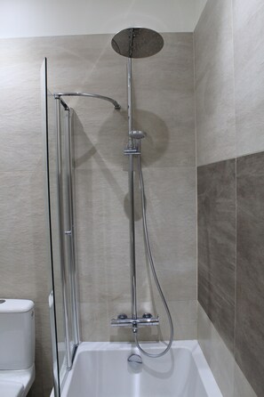 Combined shower/bathtub, hair dryer, towels, toilet paper - The house of Montfort (VITRAC)