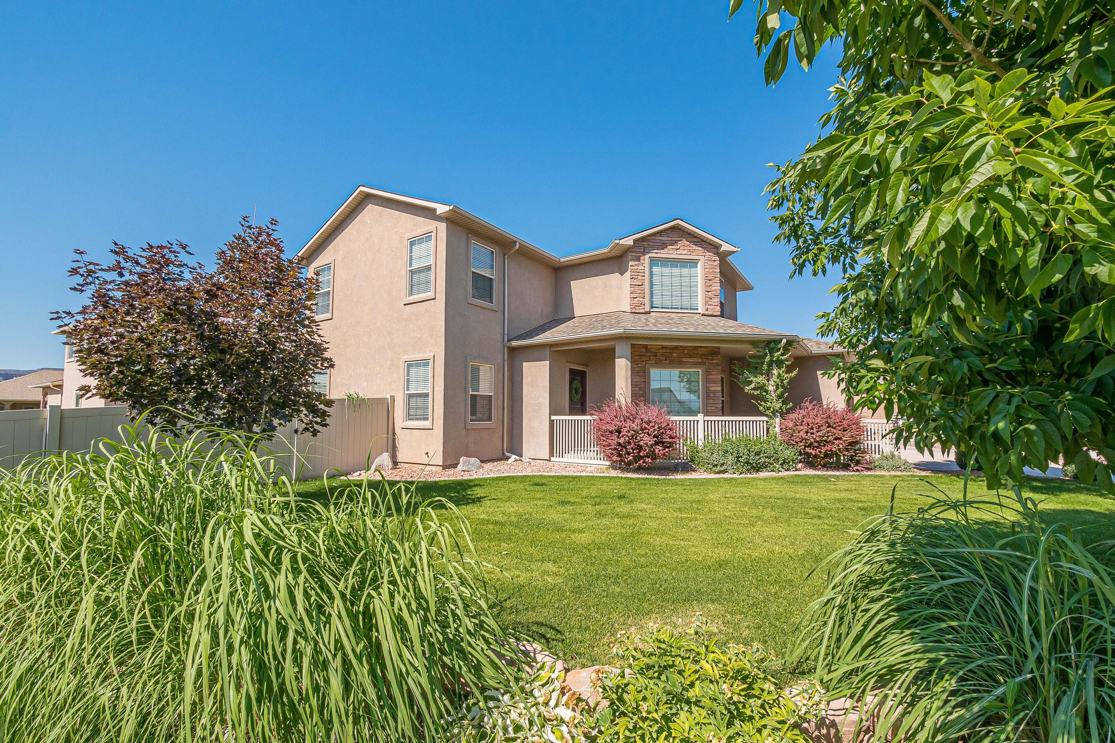 Juniper II - In-Town w/ Fire Pit & Covered Patio!
