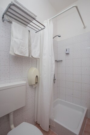 Dusj, hårføner og håndklær