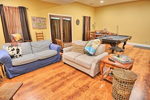 TV, fireplace, streaming services