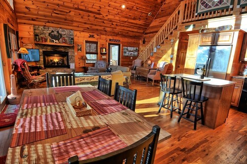 Spacious 4 Bedroom Cabin in West Jefferson, NC, perfect for family getaways!