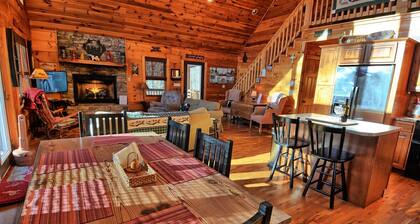 Spacious 4 Bedroom Cabin in West Jefferson, NC, perfect for family getaways!
