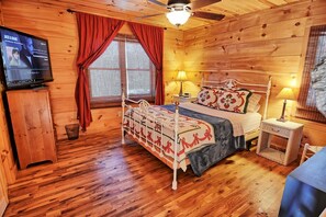 4 bedrooms, iron/ironing board, free WiFi, bed sheets - Cabinlot-Open for Bookings! Lake Access, Pool Table, WIFI, Fire Pit (West Jefferson)