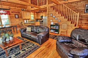 Smart TV, fireplace, table football, books - Spacious 3-bedroom cabin in West Jefferson, NC with game room and cozy fireplace. (West Jefferson)