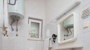 Dusj, hårføner og håndklær