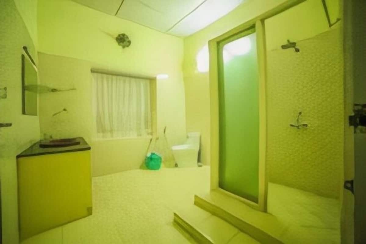 Baño | Regadera, regadera tipo lluvia, amenidades de baño gratuitas, batas
