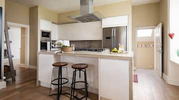Fridge, oven, stovetop, dishwasher