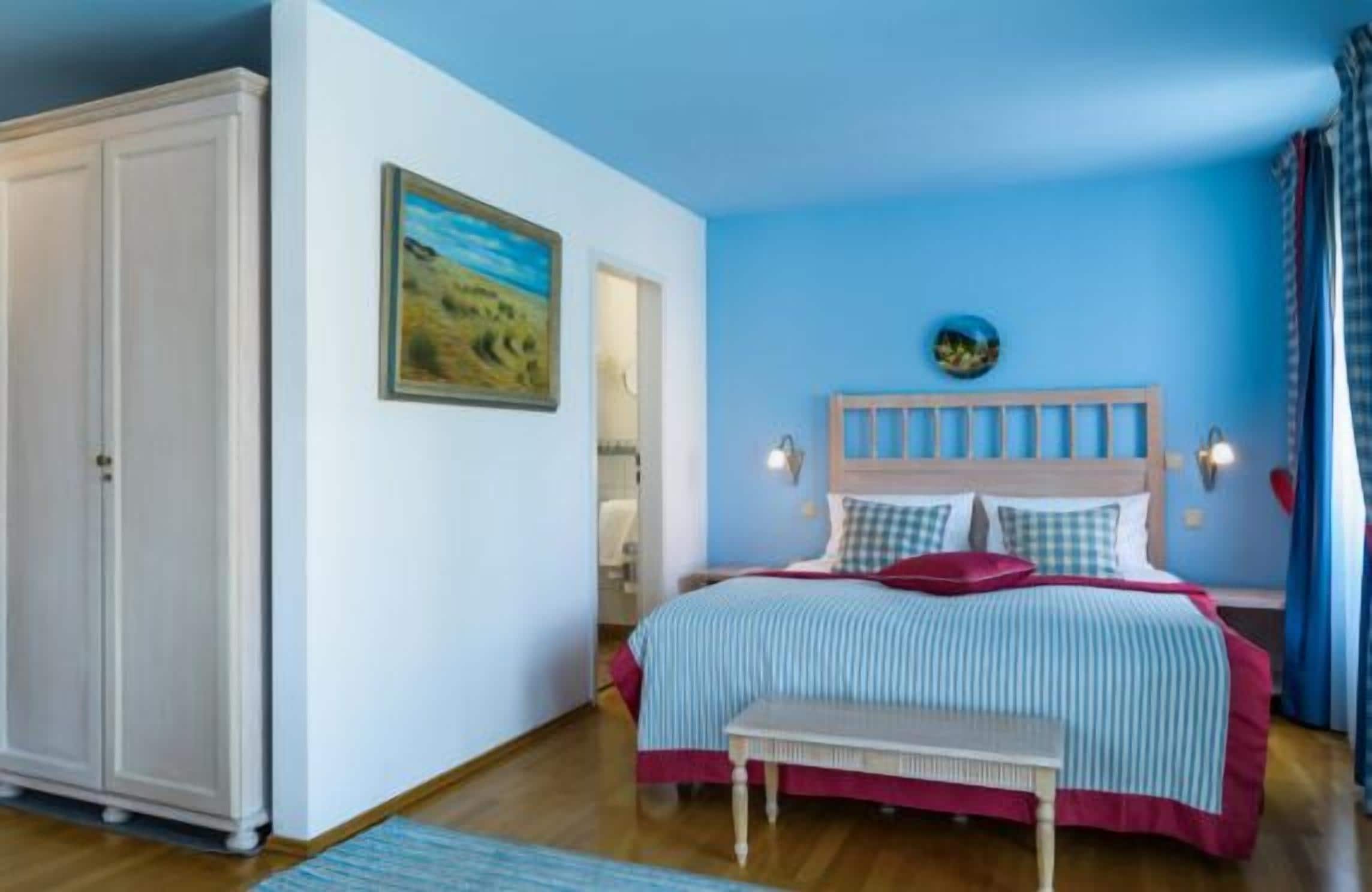 Zimmer zur Strassenseite | Minibar, Zimmersafe, Schreibtisch, Verdunkelungsvorhänge