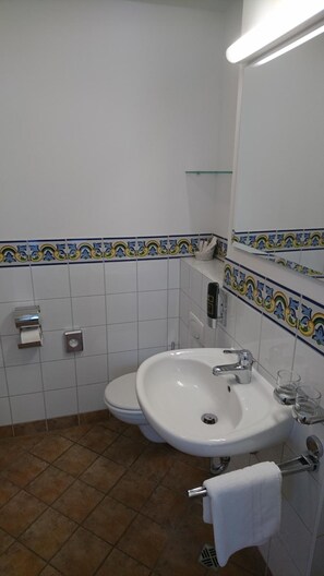Shower, hair dryer, towels - Hotel Henry (Erding)