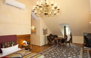 Minibar, in-room safe, desk, blackout drapes - Hotel Henry (Erding)