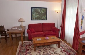 Zimmer zur Gartenseite | Minibar, safe på rommet, skrivebord og blendingsgardiner