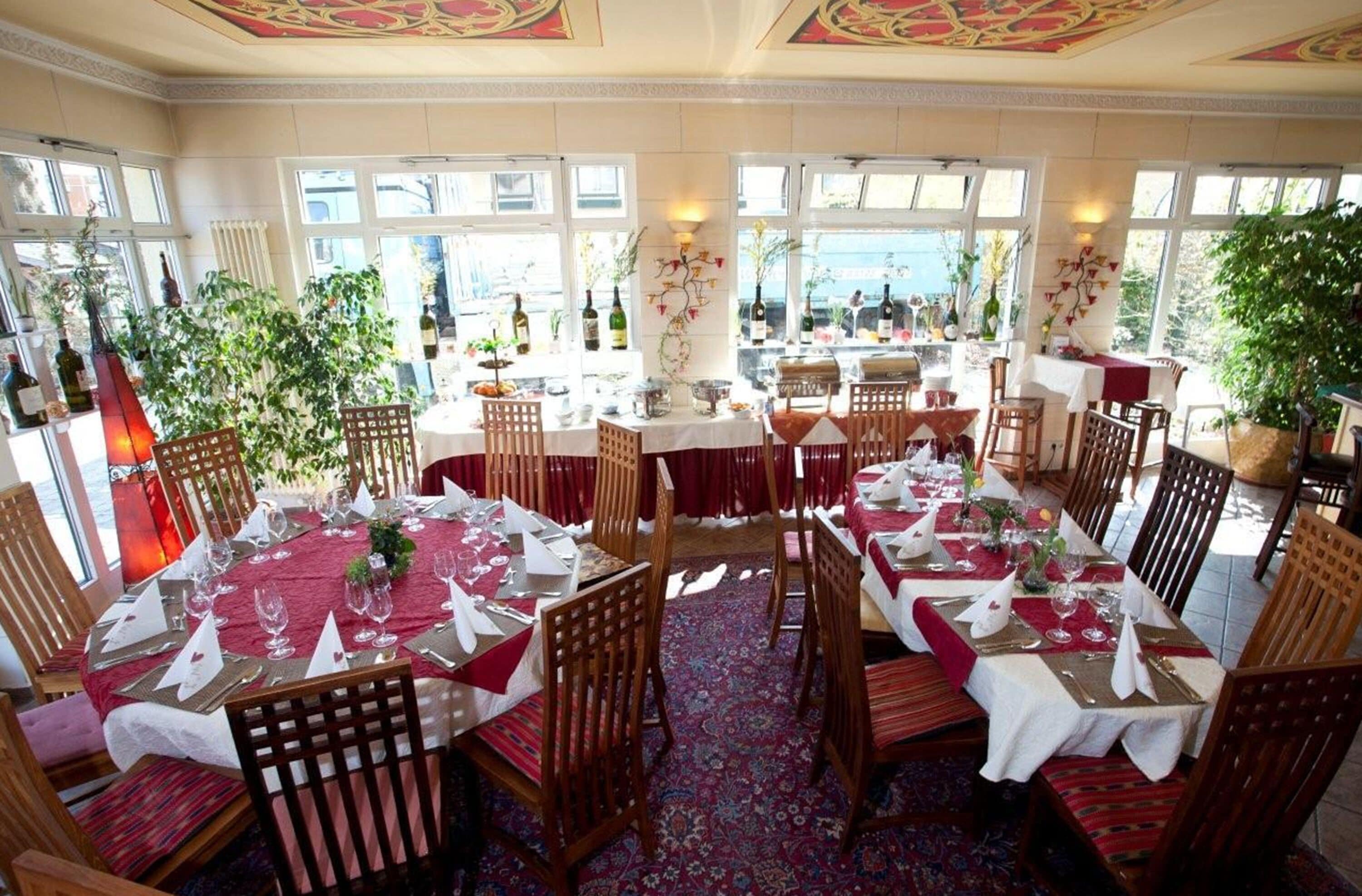 Morgunverður, hádegisverður, kvöldverður í boði, þýsk matargerðarlist 