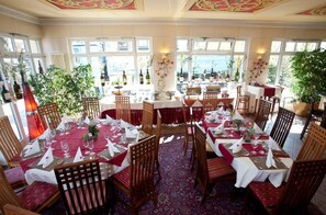 Breakfast, lunch, dinner served; German cuisine  - Hotel Henry (Erding)