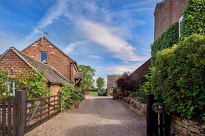 Property grounds - The Luxury Barn - Luxury Cottages (Ashbourne)
