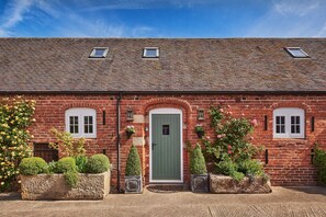 Exterior detail - The Luxury Barn - Luxury Cottages (Ashbourne)