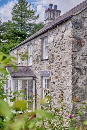 Exterior - Orchard Cottage - Luxury Cottages (Menai Bridge)