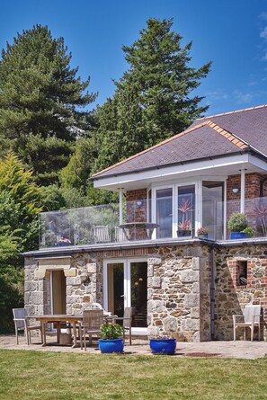 Outdoor dining - Seaview - Luxury Cottages (Menai Bridge)