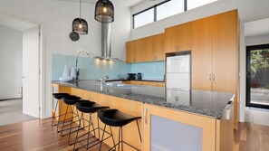 Fridge, microwave, oven, stovetop - Vacation Mode - get away from the hustle and bustle (Lorne)