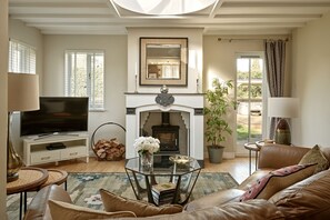 Smart TV - Victoria Lodge - Luxury Cottages (Leominster)
