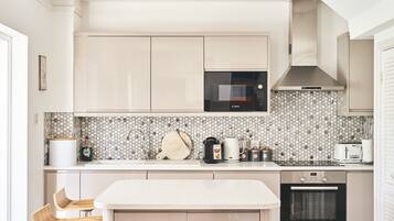 Een magnetron, een oven, een kookplaat, een vaatwasser