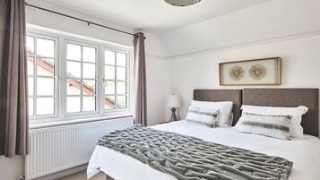 4 slaapkamers, een strijkplank/strijkijzer, wifi