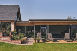 Terrace/patio - Big Barn - Luxury Cottages (Pudleston)