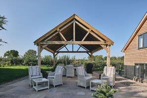Outdoor dining - Big Barn - Luxury Cottages (Pudleston)