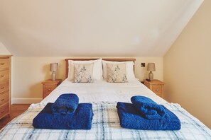 6 bedrooms, iron/ironing board, WiFi - Big Barn - Luxury Cottages (Pudleston)