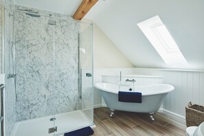 Douche à « effet pluie », sÚche-cheveux, peignoirs, serviettes fournies