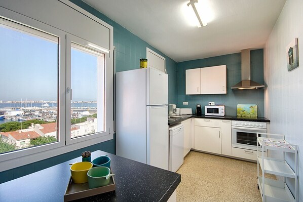 Een koelkast, een microgolfoven, een oven, een vaatwasser