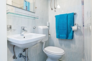 Douche, sèche-cheveux, serviettes fournies, savon