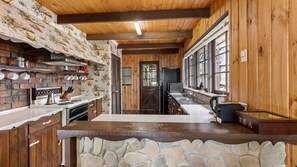 Réfrigérateur, micro-ondes, four, cafetiÚre/bouilloire