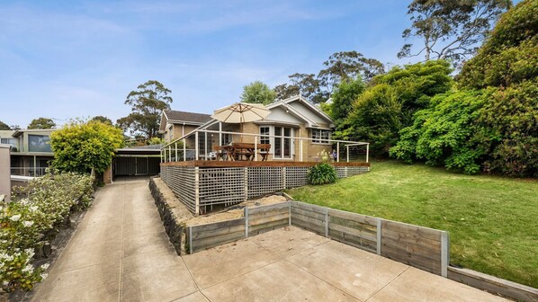 Outdoor dining - Avonlea - something a little different (Lorne)