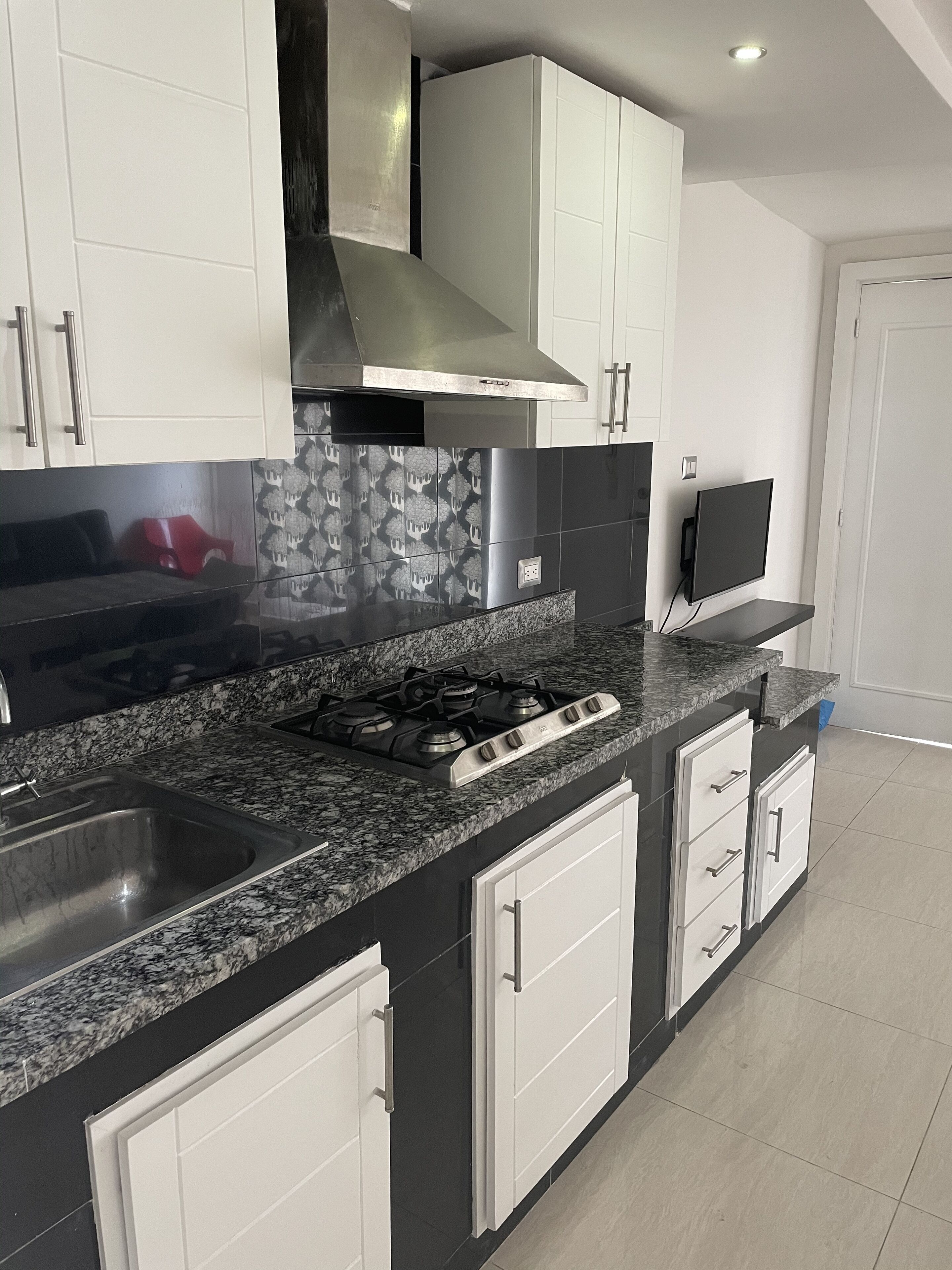 Fridge, coffee/tea maker