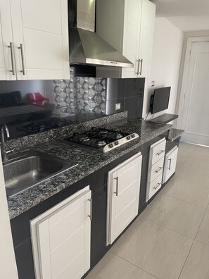 Fridge, coffee/tea maker